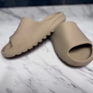 Yeezy Mens size 10 Slides